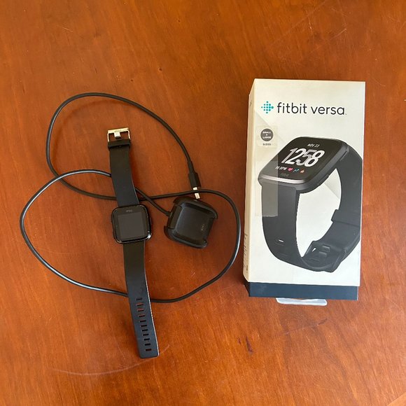 Fitbit Versa - Picture 1 of 4